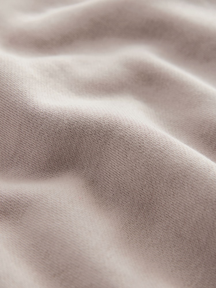 Neutral/Stein - Hübsches langes Sweatshirt in Relaxed Fit aus 100 % Baumwolle mit floraler Rückengrafik - Bild 7 von 7 Neutral/Stein - Hübsches langes Sweatshirt in Relaxed Fit aus 100 % Baumwolle mit floraler Rückengrafik - Bild 7 von 7
