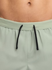 Нефритовый горизонт - Nike Challenger Dri-FIT 7 Inch 2-in-1 Running Shorts - Изображение 4 из 5