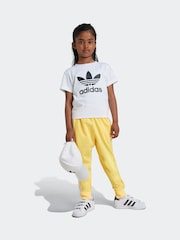 أبيض - تيشرت للأطفال موديل Adicolor Trefoil قطن 100% من adidas Originals - صورة 3 من 6