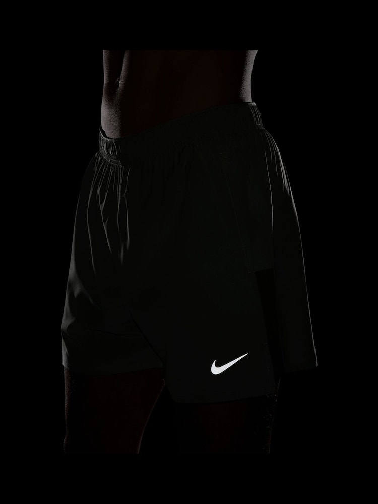 Nike Jade Horizon Dri-FIT Challenger 5 inch Brief Lined Running Shorts - Image 5 of 5