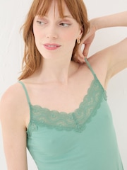 أخضر - FatFace V-Neck Lace Vest Pyjama Top - صورة 4 من 5