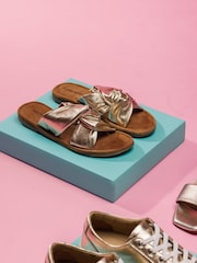 Dorado - Hush Puppies Amy Mule Sandals - Imagen 2 de 7
