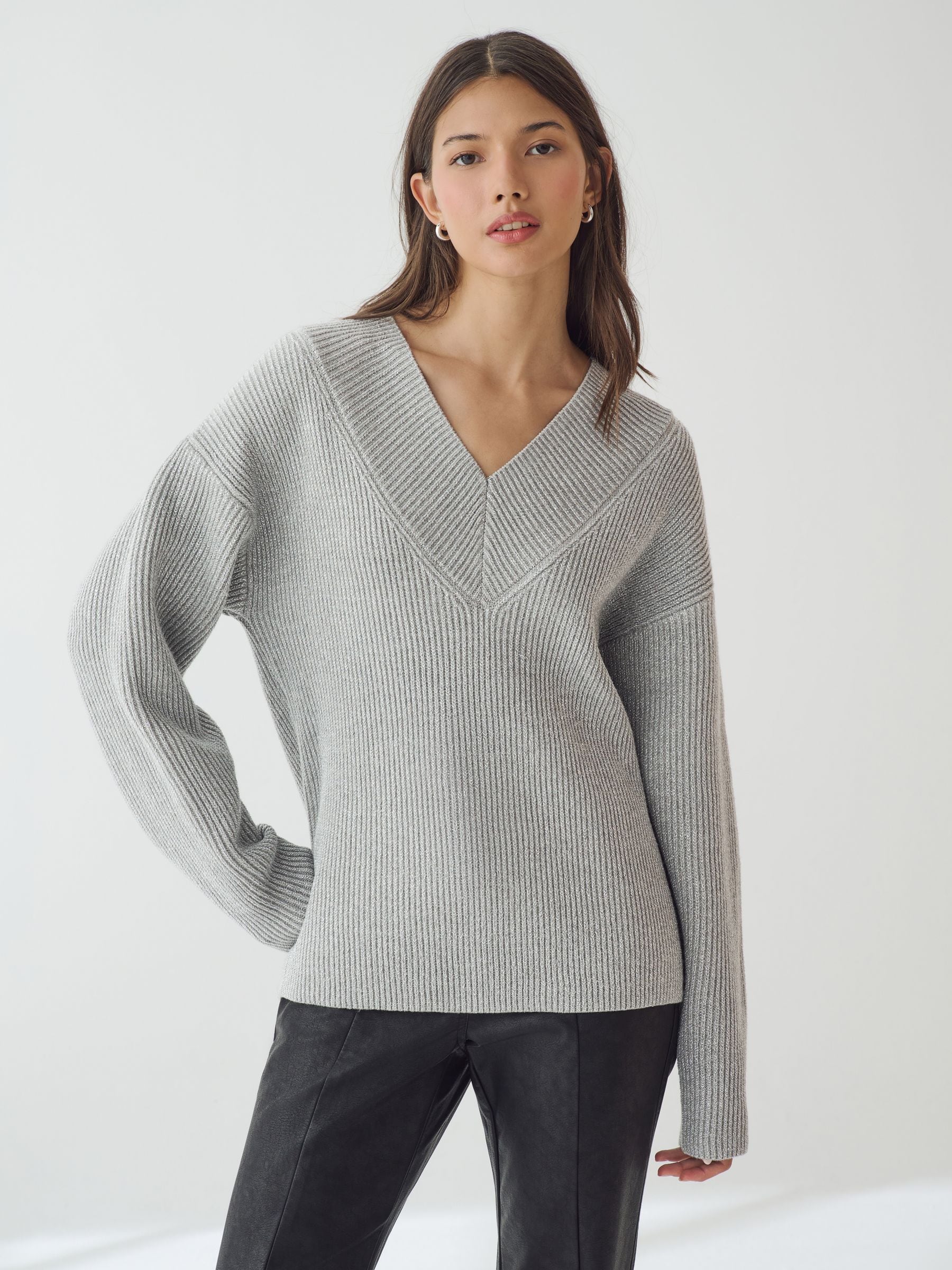 Kaufe Sie Grau Sparkle Relaxed Fit Ribbed V Neck Knitted Jumper bei Next Deutschland
