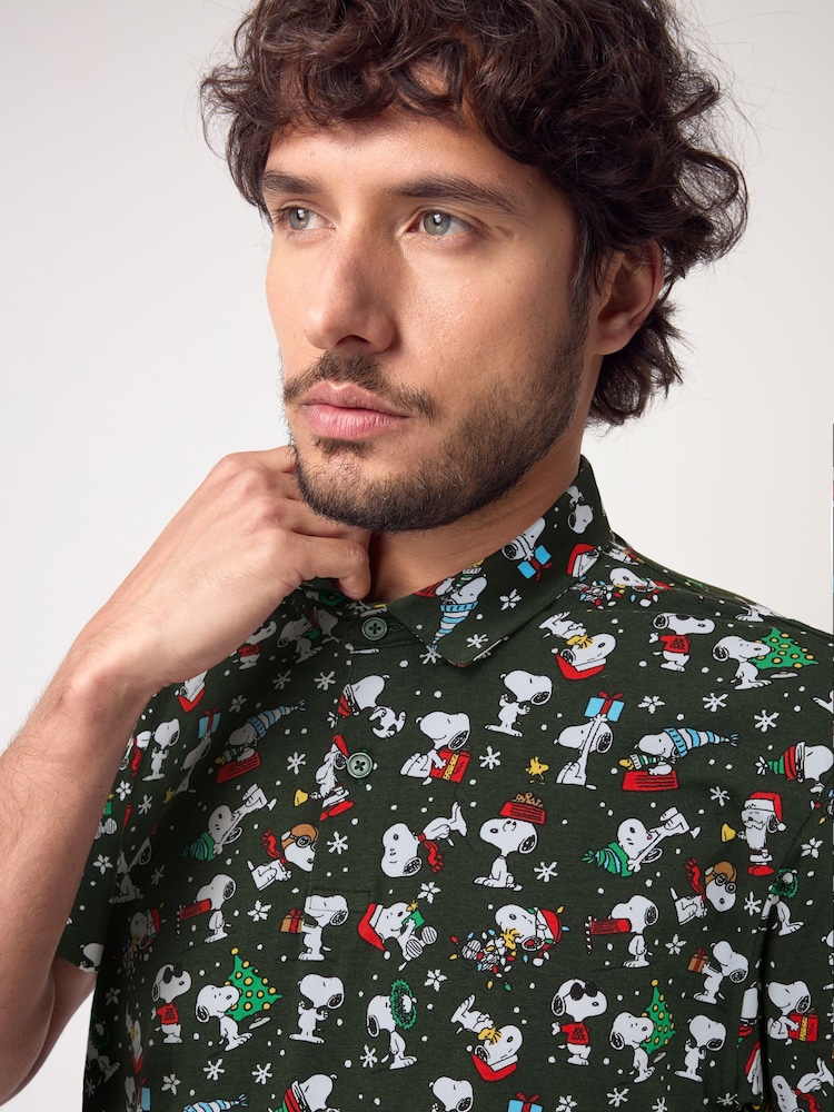 Grün Snoopy - Polo-Shirt in weihnachtlichem Print - Bild 1 von 8 Grün Snoopy - Polo-Shirt in weihnachtlichem Print - Bild 1 von 8