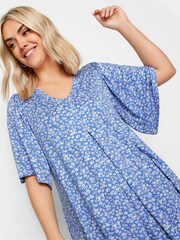 Yours Curve Blue Ditsy Floral Pleated Angel Sleeve Swing Top - Image 4 of 5