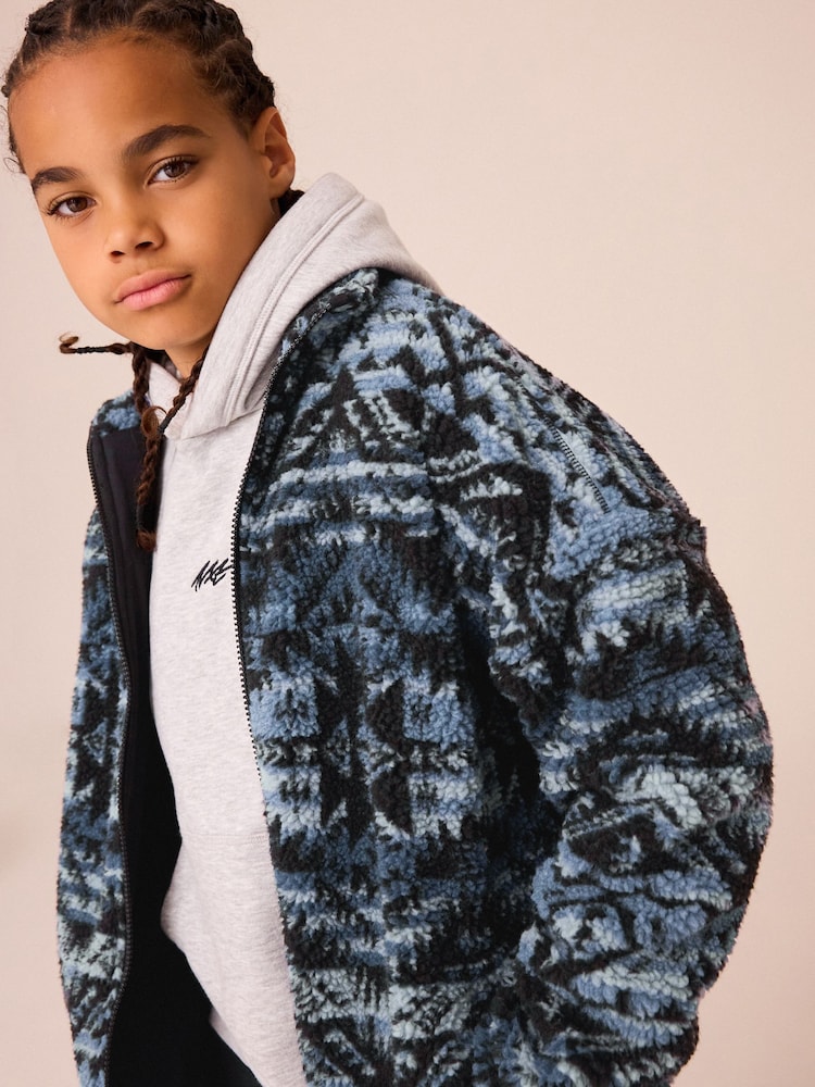 Mittelblau - Bedrucktes Oberteil aus Borg-Fleece mit durchgehendem Reißverschluss (3–16 J.) - Bild 1 von 1 Mittelblau - Bedrucktes Oberteil aus Borg-Fleece mit durchgehendem Reißverschluss (3–16 J.) - Bild 1 von 1