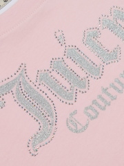 وردي - طقم للبنات من تيشِرت مُزيّن بطبعة معيّن هندسي وشورت من القطن 100% من Juicy Couture - صورة 3 من 4
