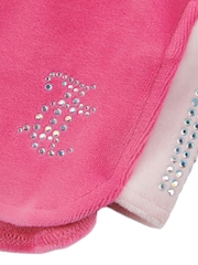 وردي - طقم للبنات من تيشِرت مُزيّن بطبعة معيّن هندسي وشورت من القطن 100% من Juicy Couture - صورة 4 من 4