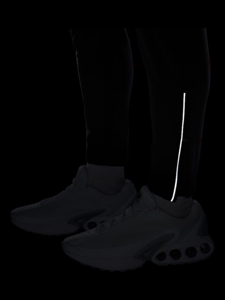 Nike Air Lightweight Joggers - Image 8 of 10