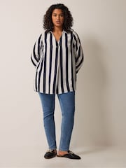 Marineblau/Weiß - Evans Curve Bluse mit Kerbausschnitt - Bild 5 von 7