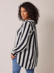 Marineblau/Weiß - Evans Curve Bluse mit Kerbausschnitt - Bild 6 von 7
