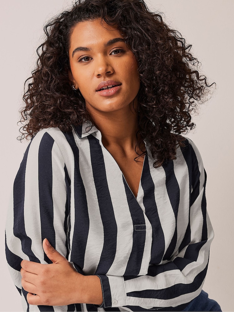 Marineblau/Weiß - Evans Curve Bluse mit Kerbausschnitt - Bild 7 von 7