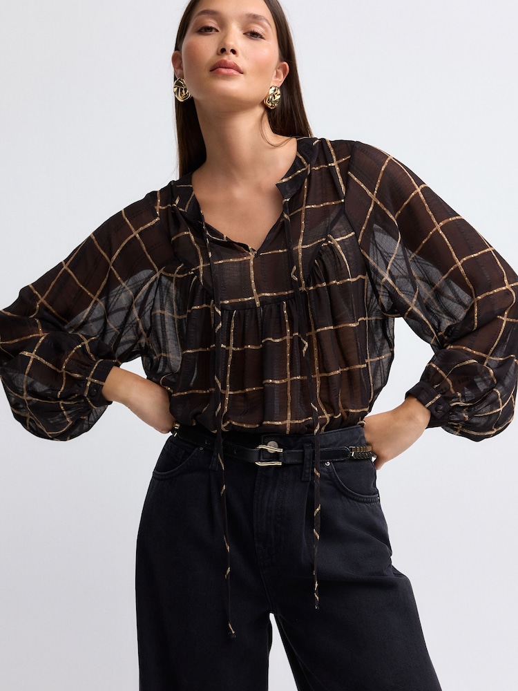 Schwarz/Braun kariert - Langärmlige Metallic-Bluse mit Bindeausschnitt - Bild 1 von 5 Schwarz/Braun kariert - Langärmlige Metallic-Bluse mit Bindeausschnitt - Bild 1 von 5