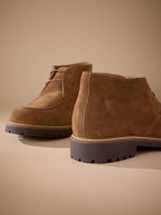 Marrón tostado - Botas de gamuza con costura en el borde Signature - Imagen 4 de 5