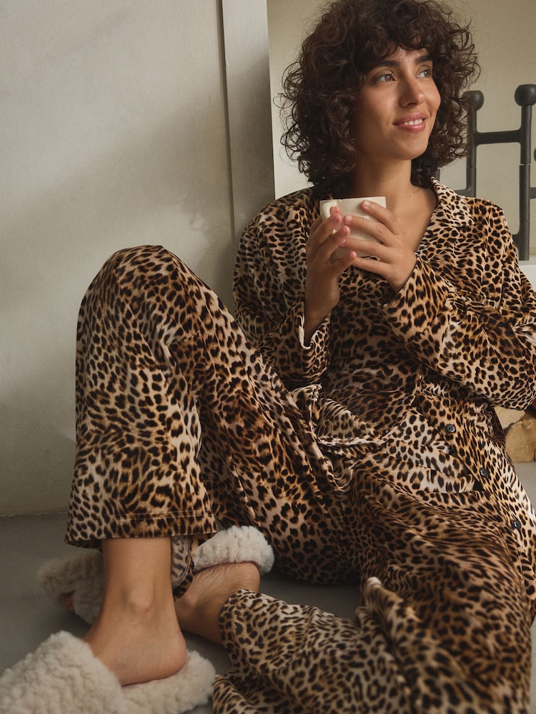 Animal - Samtpyjama mit durchgehender Knopfleiste - Bild 1 von 10 Animal - Samtpyjama mit durchgehender Knopfleiste - Bild 1 von 10