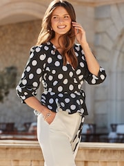 Blusa de punto con sobrefalda, diseño fruncido y estampado de lunares de Sosandar - Imagen 4 de 6