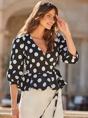 Blusa de punto con sobrefalda, diseño fruncido y estampado de lunares de Sosandar - Imagen 5 de 6