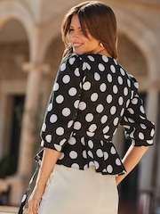 Blusa de punto con sobrefalda, diseño fruncido y estampado de lunares de Sosandar - Imagen 6 de 6