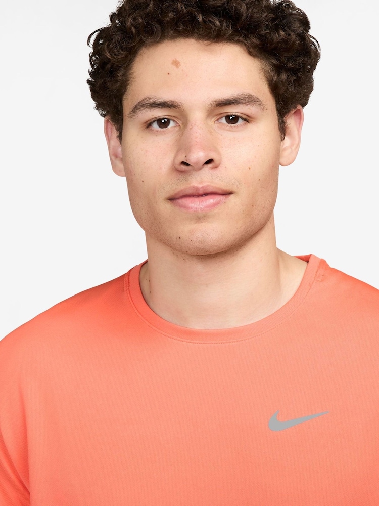Оранжевый - Футболка для бега из ткани Dri-FIT Nike Miler - Изображение 3 из 3