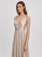 فستان ماكسي برّاق ومطوي من Halston - صورة 3 من 6