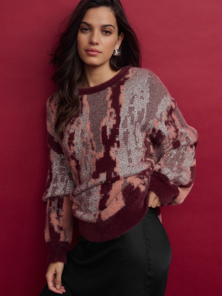Beerenrot - Strickpullover mit abstraktem Muster in Glitzeroptik - Bild 1 von 8 Beerenrot - Strickpullover mit abstraktem Muster in Glitzeroptik - Bild 1 von 8