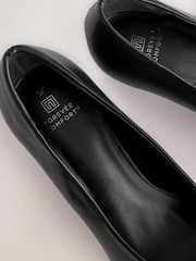 أسود - حذاء بكعب صغير بتصميم مدبب عند الأصابع من Forever ®Comfort - صورة 7 من 8