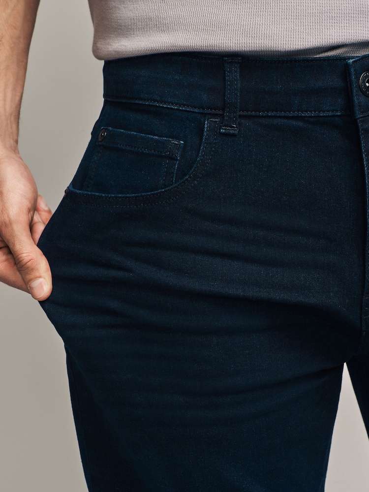 bleu encre - Ajustement droit - Coupe droite Essential Extensible Jeans - Image 4 of 7
