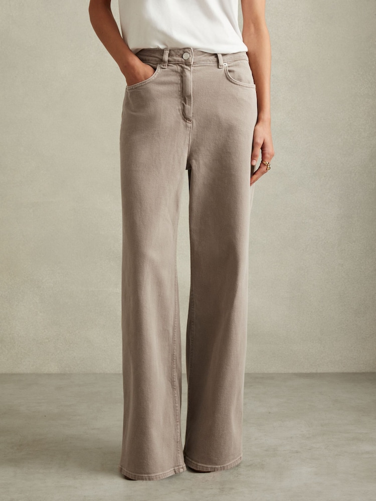 Neutrale Farbe - Reiss – Layla – Stückgefärbte Jeans im Relaxed Fit mit weitem Bein - Bild 1 von 6 Neutrale Farbe - Reiss – Layla – Stückgefärbte Jeans im Relaxed Fit mit weitem Bein - Bild 1 von 6