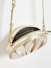 Oliver Bonas Croissant Clutch-Tasche - Bild 6 von 6