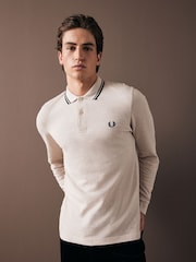 بيج بخطوط شاحبة - قميص بولو بكم طويل بحافة مزدوجة من Fred Perry  - صورة 1 من 9