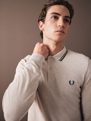 بيج بخطوط شاحبة - قميص بولو بكم طويل بحافة مزدوجة من Fred Perry  - صورة 5 من 9
