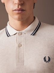 بيج بخطوط شاحبة - قميص بولو بكم طويل بحافة مزدوجة من Fred Perry  - صورة 6 من 9