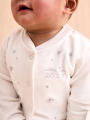 Jojo Maman Bébé babypyjama met Born In 2025-borduursel - Image 2 of 5