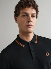 أسود/Marmalade - قميص بولو بكم طويل بحافة مزدوجة من Fred Perry  - صورة 4 من 5