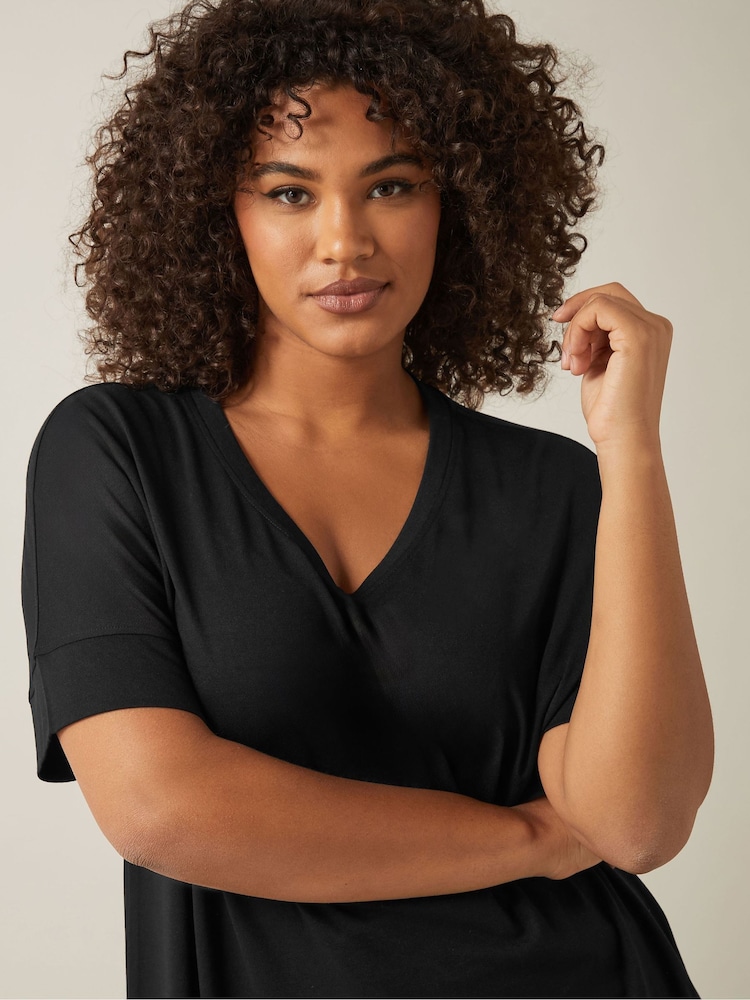 Schwarz - Evans T-Shirt aus Modal mit V-Ausschnitt - Bild 4 von 4 Schwarz - Evans T-Shirt aus Modal mit V-Ausschnitt - Bild 4 von 4