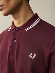 Oxblood/Ecru - Fred Perry Langärmeliges Poloshirt mit doppelten Zierstreifen - Bild 5 von 9