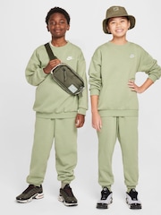 Olivovozelená - Flísová mikina Nike Oversized Club - Obrázok 6 z 7