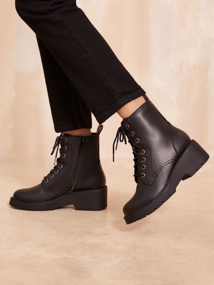 Friends Like These Nizki čevlji s polno peto na vezalke; z vezalkami Chunky Faux Leather Ankle Boot - Slika 4 iz 4 Friends Like These Nizki čevlji s polno peto na vezalke; z vezalkami Chunky Faux Leather Ankle Boot - Slika 4 iz 4