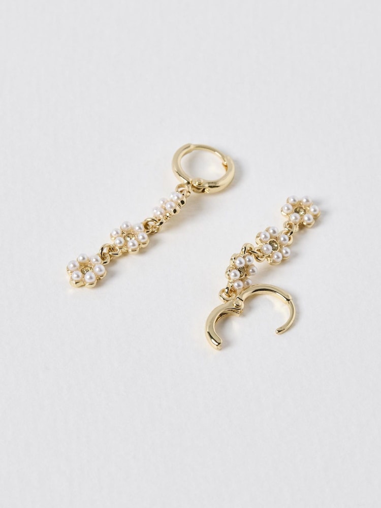 Oliver Bonas White Faux Fur Pearl Flower Drop Huggie Rosaria Earrings - Image 2 of 5