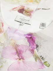 فستان سكوبا ضيق مزيّن بطبعة Lilyha من Ted Baker - صورة 5 من 5
