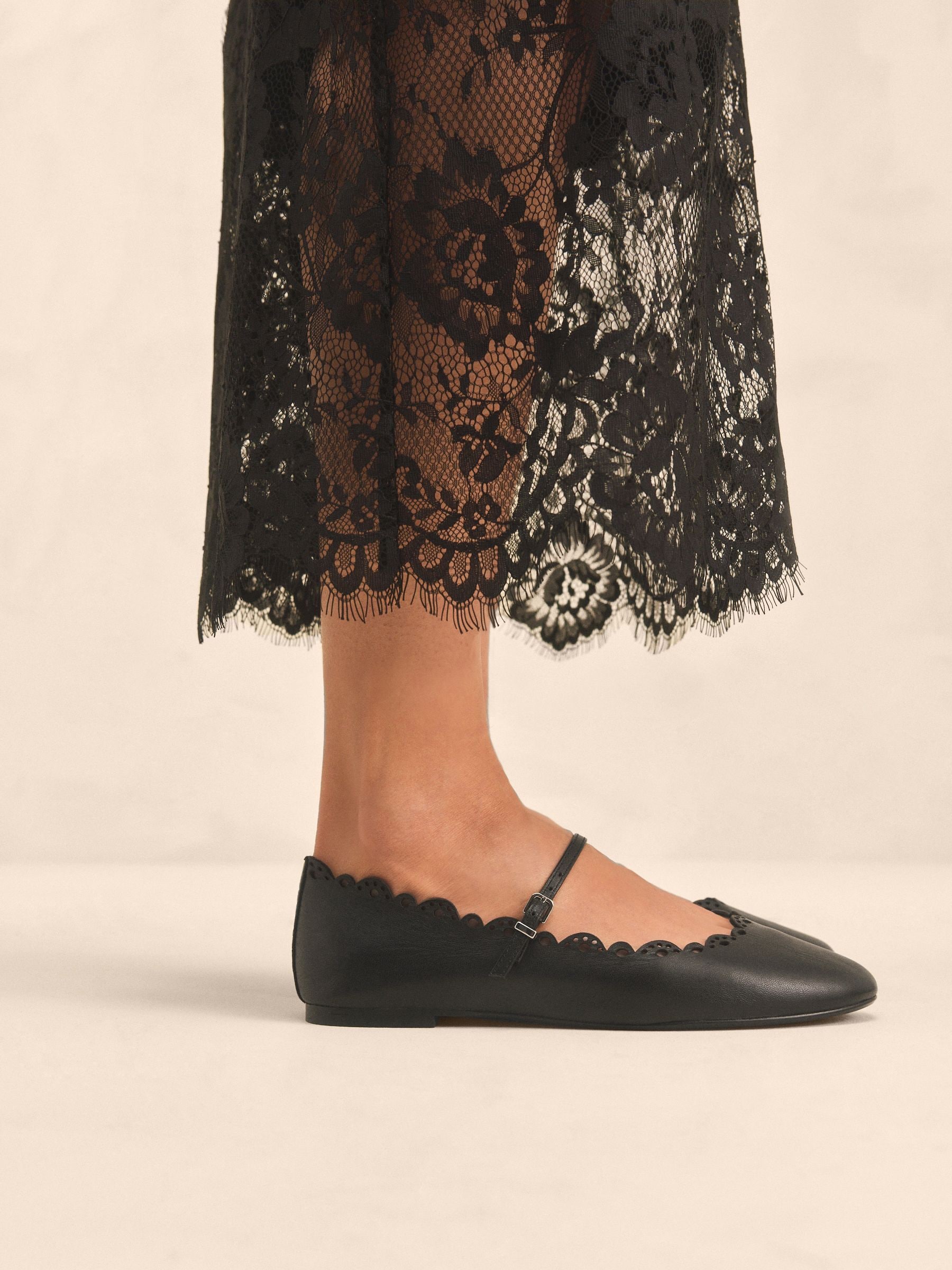送料無料◆2025新品  Simmons Tabitha Black Buy x Scalloped Leather Elfie Next 靴