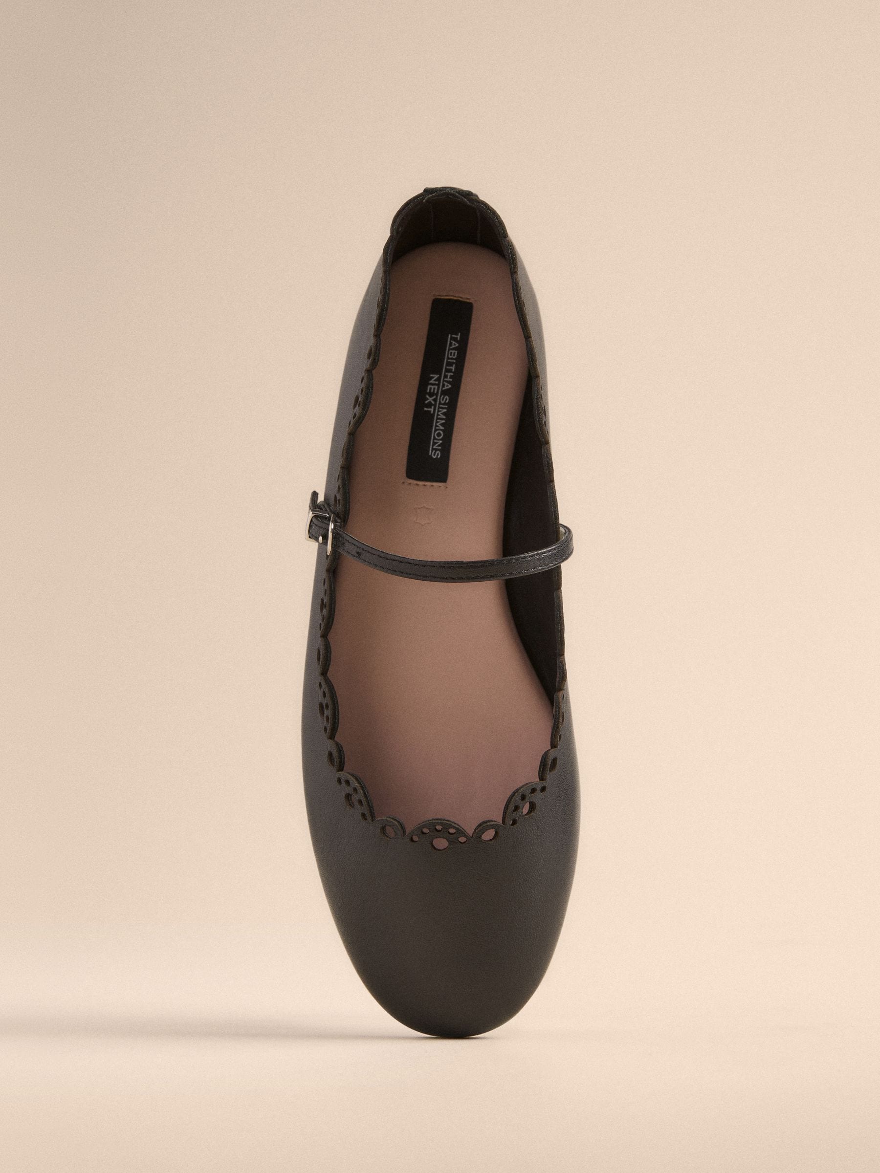 人気の贈り物が大集合 Buy Black Scalloped Leather Elfie Next x Simmons Tabitha 靴