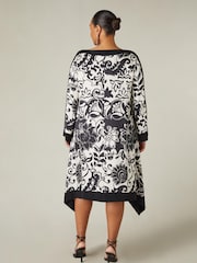 Live Unlimited Black Curve Floral Print Hanky Hem Kaftan - Image 5 of 7