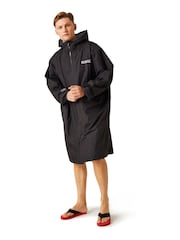 Negro oscuro - Albornoz de cambio impermeable de adulto de Regatta - Imagen 1 de 8