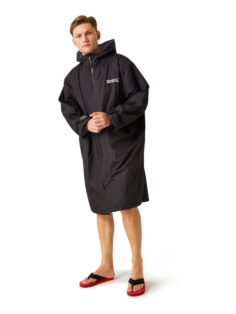 Negro oscuro - Albornoz de cambio impermeable de adulto de Regatta - Imagen 1 de 8