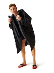 Negro oscuro - Albornoz de cambio impermeable de adulto de Regatta - Imagen 2 de 8