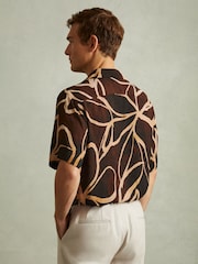 Reiss Brown/Off White Jerry Relaxed Printed Cuban Collar Shirt - Image 4 of 5