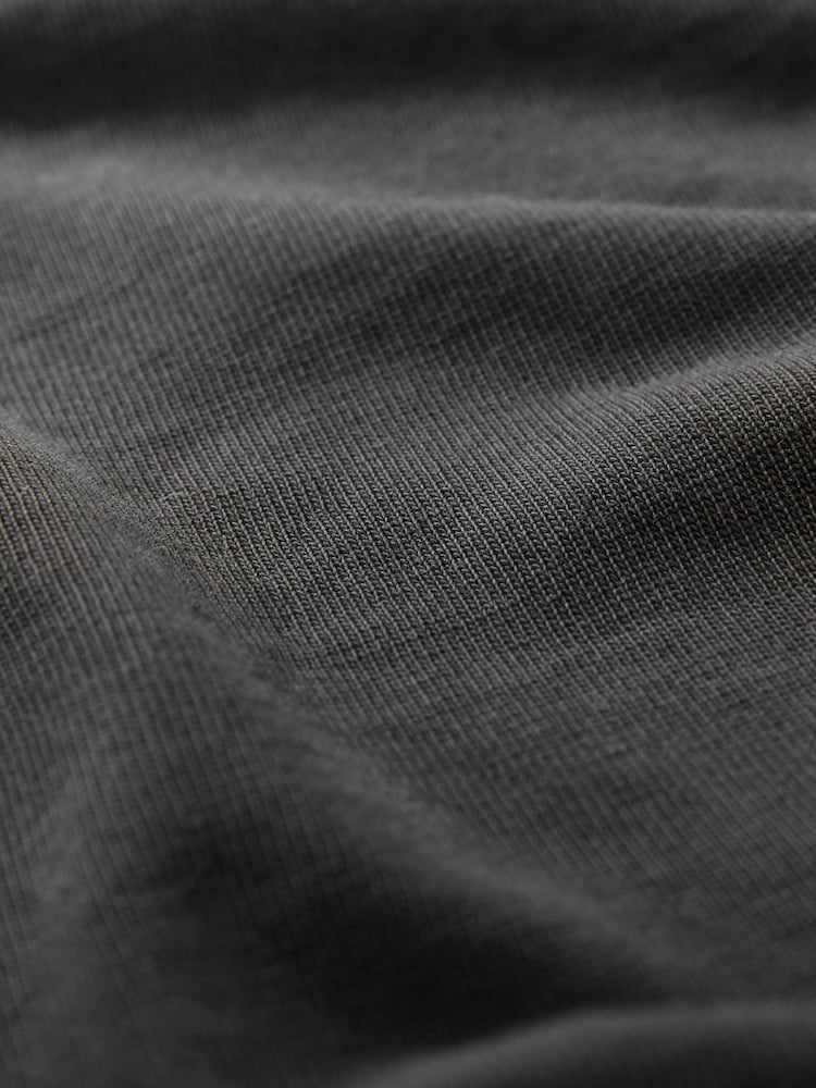 Gris de charbon de bois - Long Sleeve Garment Dye Heavyweight 100% Cotton T-Shirt - Image 6 of 7