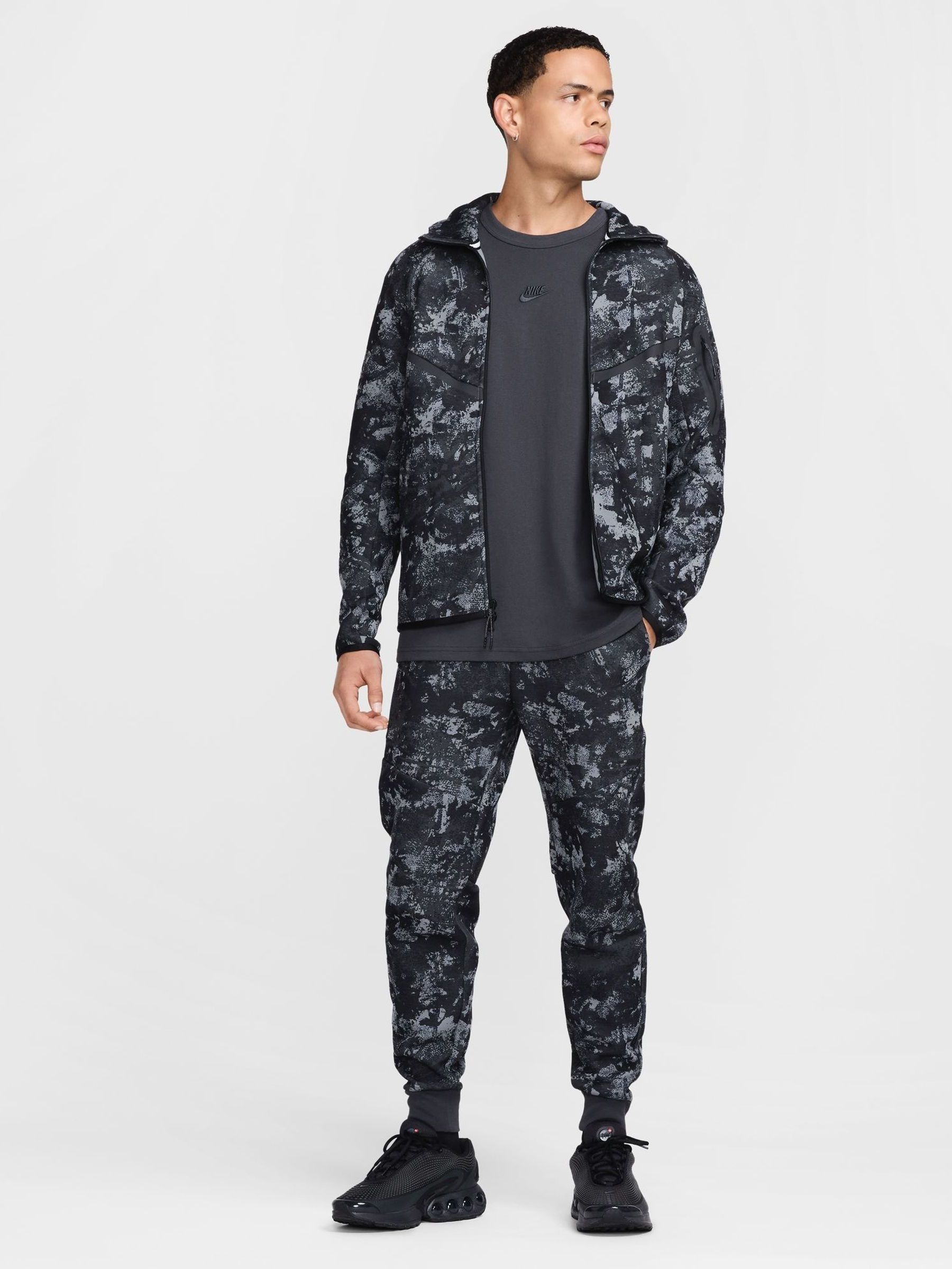 Comprar Gris humo Pantalones de chandal de camuflaje en tejido de polar Tech de Nike from Next Spain