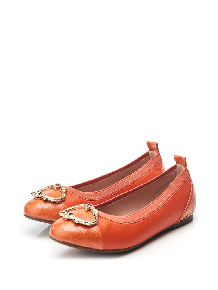 Moda in Pelle Fairy Elasticated Ballet White Pumps With Trim - Image 2 of 4